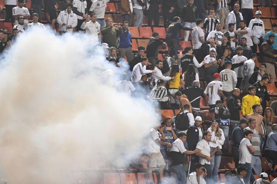 Tra i tifosi del Santos, c&#39; chi scappa alla vista dei fumogeni. AFP